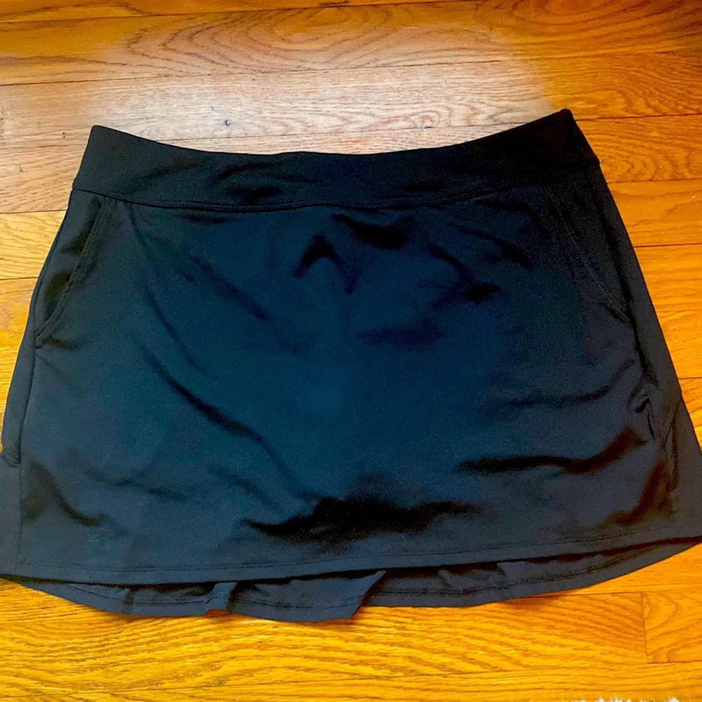Underarmour tennis skirt.  Black, back pleats LRG